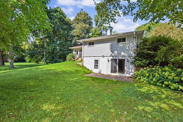 1025 W Cumberland DRIVE, Waukesha, WI 53186