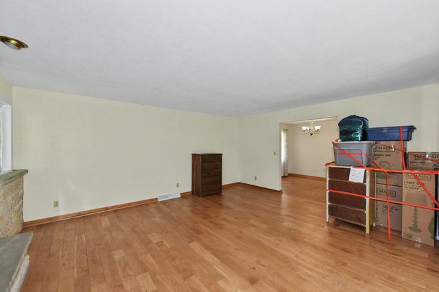 1025 W Cumberland DRIVE, Waukesha, WI 53186