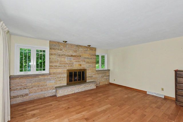 1025 W Cumberland DRIVE, Waukesha, WI 53186