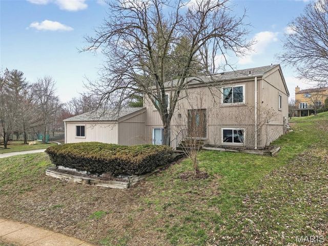 1601 Country Hill Lane, Ballwin, MO 63021