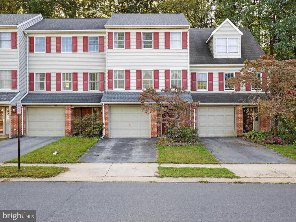 427 CROSSWINDS DR, Lititz, PA 17543