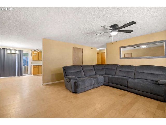 1364 Se FIR GROVE Loop, Hillsboro, OR 97123