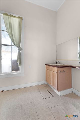 107 W 5th Street, Lampasas, TX 76550