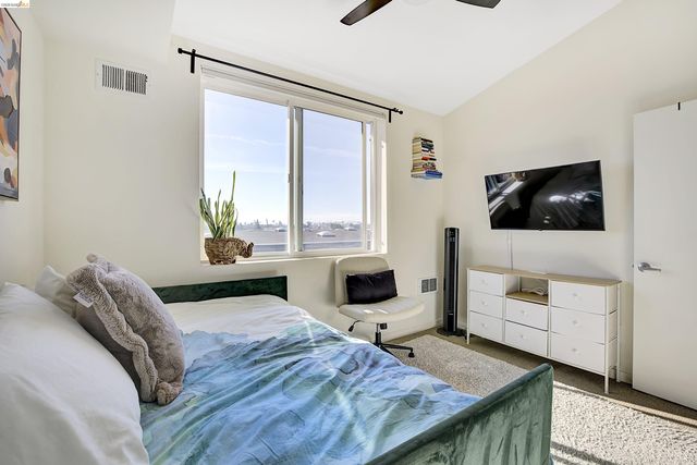 3090 Glascock St 405, Oakland, CA 94601