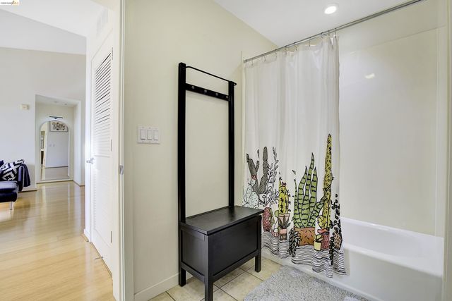 3090 Glascock St 405, Oakland, CA 94601