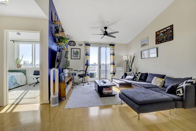 3090 Glascock St 405, Oakland, CA 94601