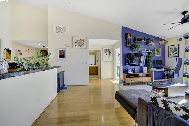 3090 Glascock St 405, Oakland, CA 94601