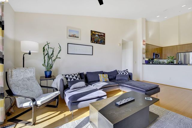 3090 Glascock St 405, Oakland, CA 94601