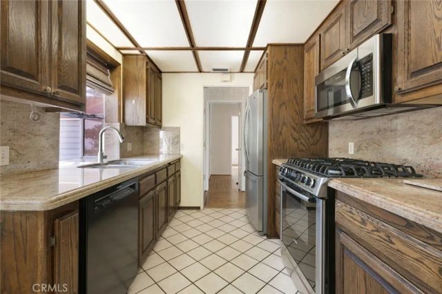 10025 Roscoe Boulevard, Sun Valley, CA 91352
