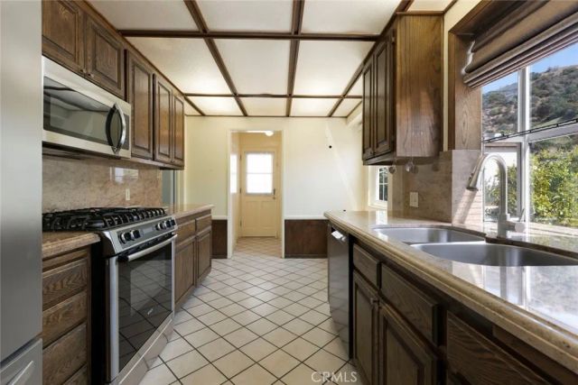 10025 Roscoe Boulevard, Sun Valley, CA 91352