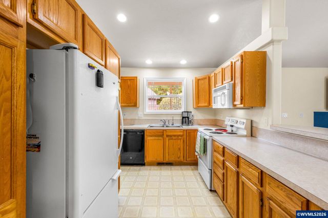 400 Hickory Ct, Lyons, OR 97358