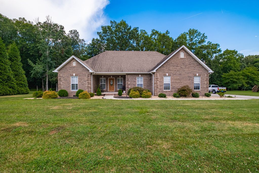 213 Woodson Dr, Tullahoma, TN 37388