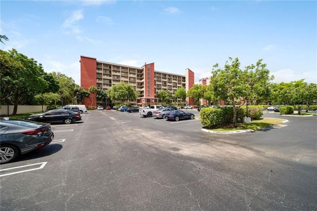 2200 S Cypress Bend Drive 905, Pompano Beach, FL 33069