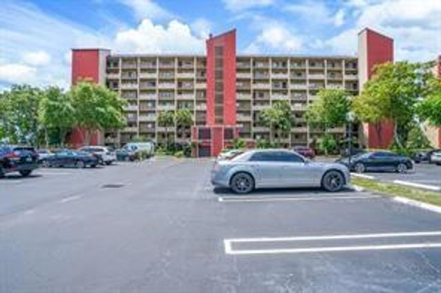 2200 S Cypress Bend Drive 905, Pompano Beach, FL 33069