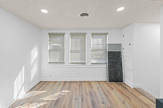 861 Highland Ave, Salina, KS 67401