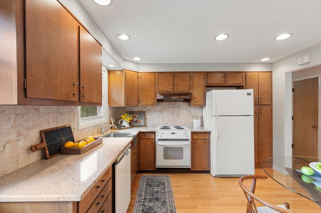 5 Jackson Ave, Peabody, MA 01960