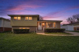 10 N ADAMS Drive, Addison, IL 60101