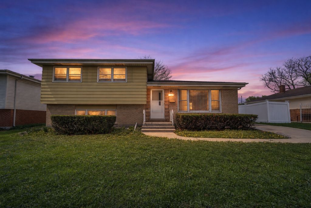 Image 1 of property listing at 10 N ADAMS Drive, Addison, IL 60101
