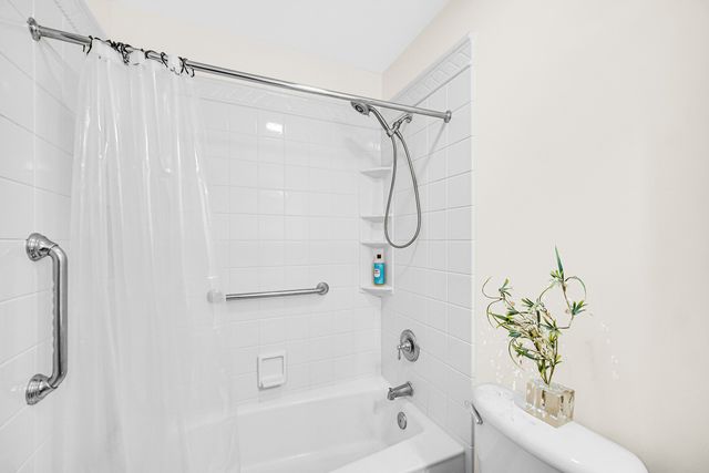 5213 W Greenbrier Drive, Mchenry, IL 60050