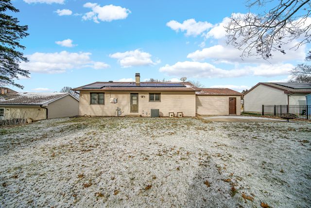 5213 W Greenbrier Drive, Mchenry, IL 60050