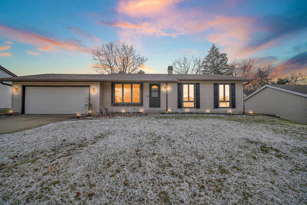 5213 W Greenbrier Drive, Mchenry, IL 60050