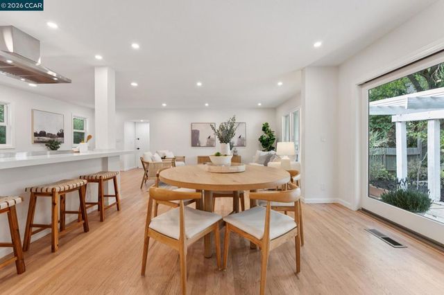 694 Glorietta Blvd, Lafayette, CA 94549