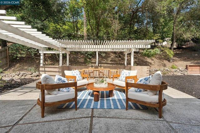 694 Glorietta Blvd, Lafayette, CA 94549