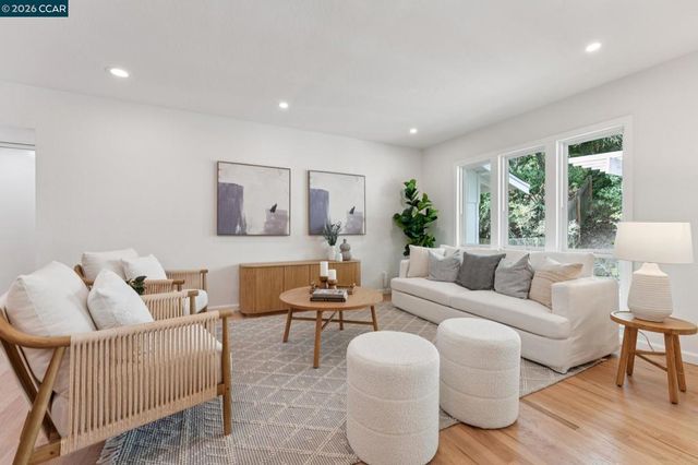 694 Glorietta Blvd, Lafayette, CA 94549