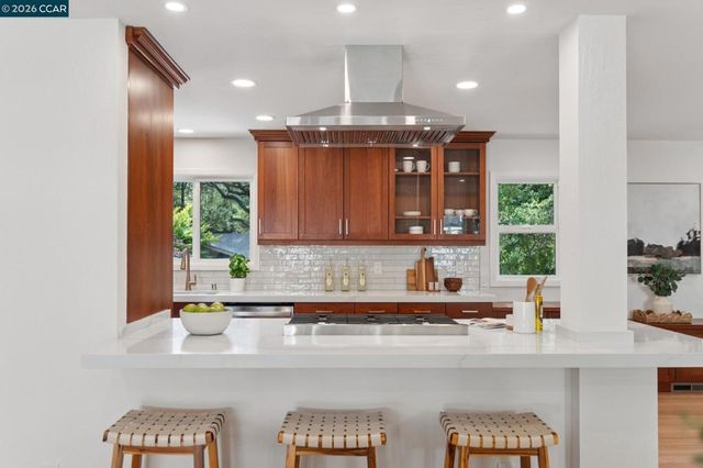 694 Glorietta Blvd, Lafayette, CA 94549