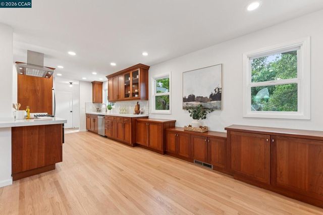 694 Glorietta Blvd, Lafayette, CA 94549