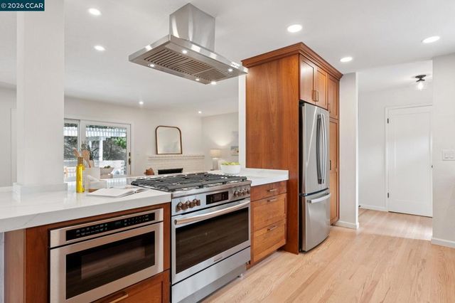 694 Glorietta Blvd, Lafayette, CA 94549