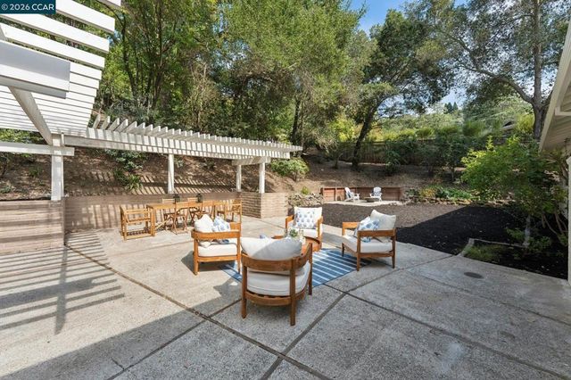 694 Glorietta Blvd, Lafayette, CA 94549