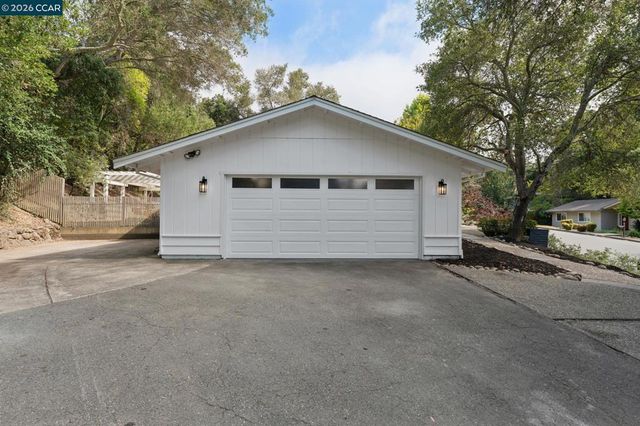 694 Glorietta Blvd, Lafayette, CA 94549