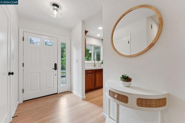 694 Glorietta Blvd, Lafayette, CA 94549
