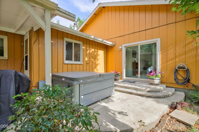 5164 Glen Echo Way, Central Point, OR 97502