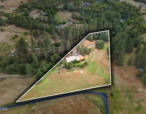 5164 Glen Echo Way, Central Point, OR 97502