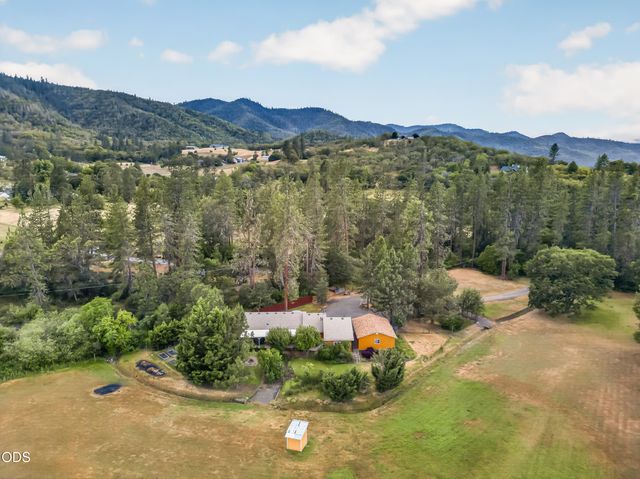 5164 Glen Echo Way, Central Point, OR 97502