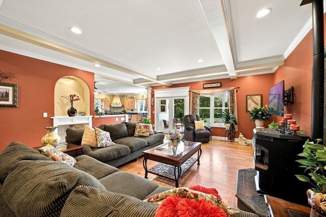 135 Lancaster Dr, Agawam, MA 01001