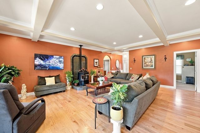 135 Lancaster Dr, Agawam, MA 01001