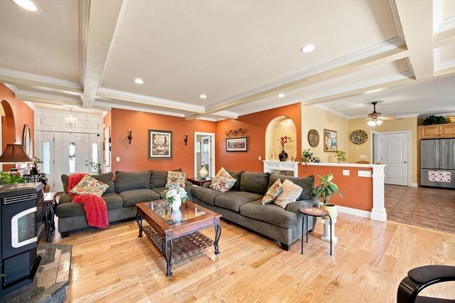 135 Lancaster Dr, Agawam, MA 01001