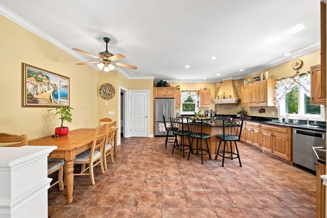 135 Lancaster Dr, Agawam, MA 01001