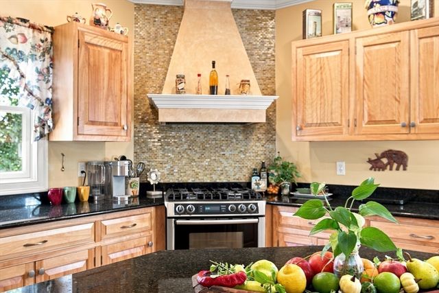 135 Lancaster Dr, Agawam, MA 01001