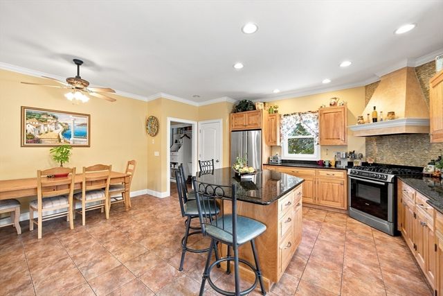 135 Lancaster Dr, Agawam, MA 01001
