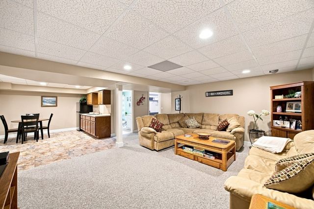 135 Lancaster Dr, Agawam, MA 01001