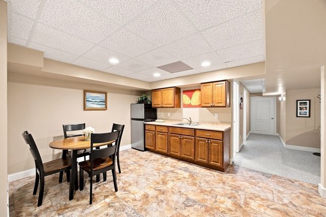 135 Lancaster Dr, Agawam, MA 01001