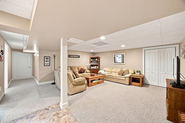 135 Lancaster Dr, Agawam, MA 01001