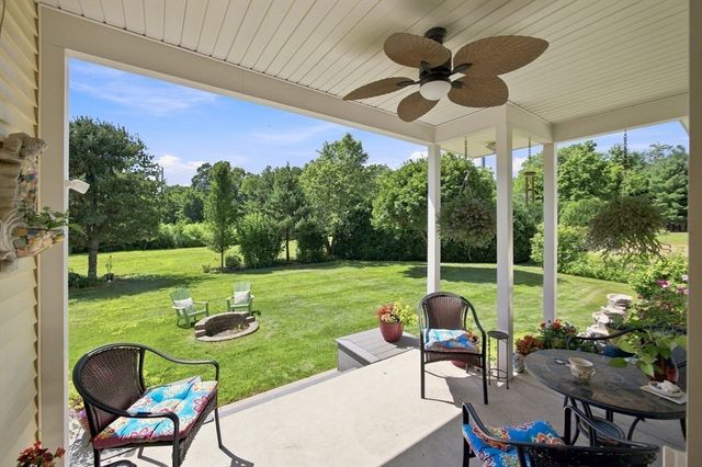 135 Lancaster Dr, Agawam, MA 01001