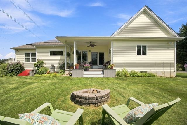 135 Lancaster Dr, Agawam, MA 01001
