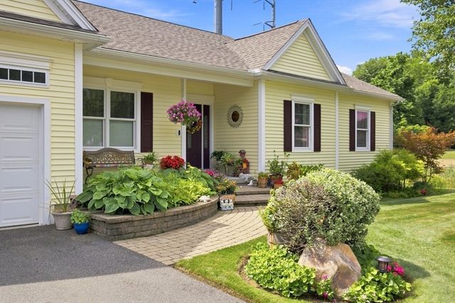 135 Lancaster Dr, Agawam, MA 01001
