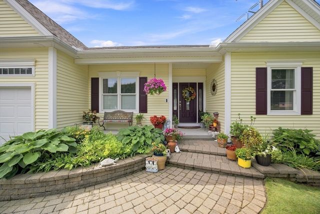 135 Lancaster Dr, Agawam, MA 01001